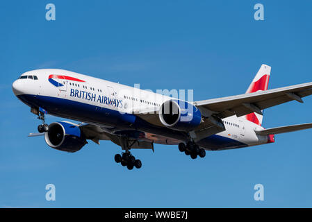 British Airways Boeing 777 Jet Airliner Flugzeug G-ZZZB landet am Flughafen London Heathrow in Hounslow, London, Großbritannien Stockfoto