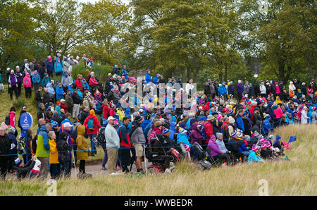 Auchterarder, Schottland, Großbritannien. 14. September 2019. Samstag nachmittag Fourballs Spiele in 2019 Solheim Cup am hundertjährigen Kurs in Gleneagles. Abgebildet; Scharen von Zuschauern umgeben die 10 Grün. Iain Masterton/Alamy leben Nachrichten Stockfoto