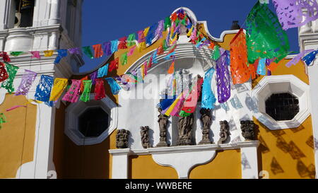 La Iglesia de Santa Ana, Kirche Santa Ana, El Barrio de Perslvillo. La Delegación Cuauhtémoc. Papel picado (papierfahnen Schnitt). Mexiko City, Mexiko. Stockfoto