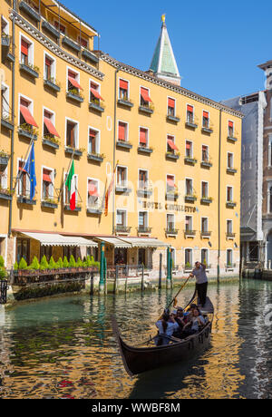 Venedig, Italien, 20. April 2019: Gondeln vor dem Hotel Cavalletto in einem schönen, sonnigen Tag. Stockfoto