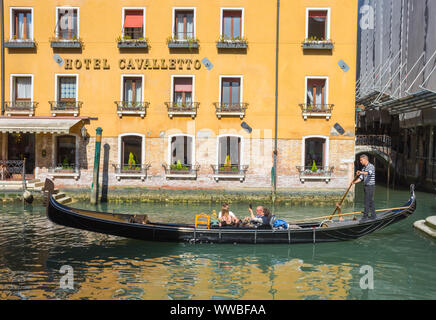 Venedig, Italien, 20. April 2019: Gondeln vor dem Hotel Cavalletto in einem schönen, sonnigen Tag. Stockfoto