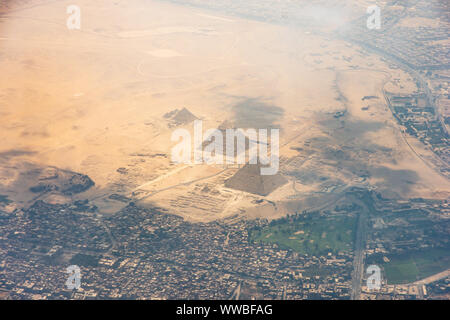 Die Giza Pyramiden komplexe, auch genannt die Giza Nekropole aus dem Flugzeug Fenster angezeigt. Khufu, Khafre, Menkaure und Sphinx sind sichtbar. Stockfoto