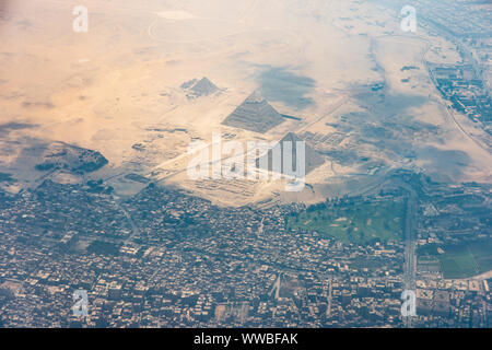 Die Giza Pyramiden komplexe, auch genannt die Giza Nekropole aus dem Flugzeug Fenster angezeigt. Khufu, Khafre, Menkaure und Sphinx sind sichtbar. Stockfoto