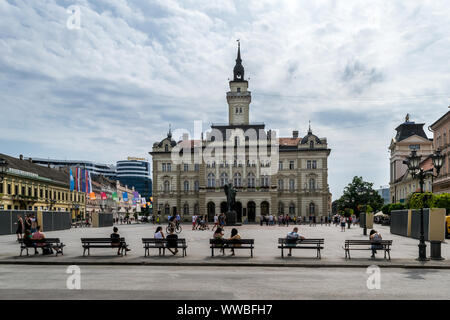 NOVI SAD, Serbien - 7. Juli, Novi Sad - Liberty Square am Tag der Ausfahrt Festival. Novi Sad ist die zweitgrößte Stadt in Serbien, 1895 erbaut. Novi Sa Stockfoto