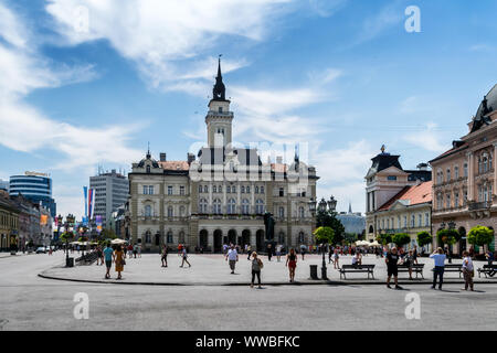 NOVI SAD, Serbien - 7. Juli, Novi Sad - Liberty Square am Tag der Ausfahrt Festival. Novi Sad ist die zweitgrößte Stadt in Serbien, 1895 erbaut. Novi Sa Stockfoto