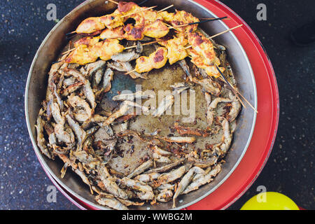Paella mit Meeresfrüchten ist in eine große Kapazität gekocht. Große Stockfoto