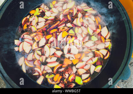 Paella mit Meeresfrüchten ist in eine große Kapazität gekocht. Große Stockfoto