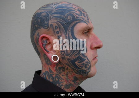 Security Guard mit Body Art auf seinem Gesicht. Stockfoto