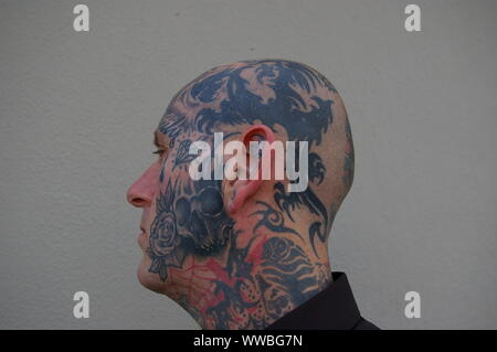 Security Guard mit Body Art auf seinem Gesicht. Stockfoto