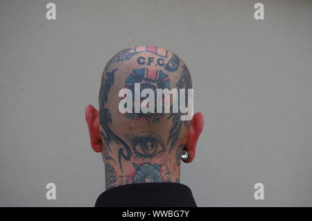 Security Guard mit Body Art auf seinem Gesicht. Stockfoto