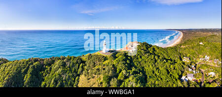 Sandstein Landspitze hill Reihe an der Spitze in der Nähe von Byron Bay Stadt mit weißem Stein Byron Bay Leuchtturm auf der Oberseite in der Breite Antenne Panorama mit Blick auf den Paci Stockfoto