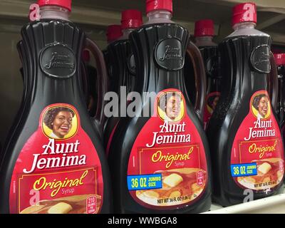 Aunt Jemima Sirup Flaschen auf einem Regal Stockfoto