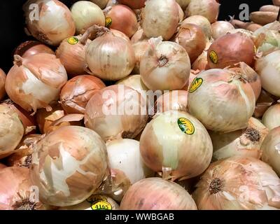 Gelbe Zwiebeln auf einem Markt Stockfoto