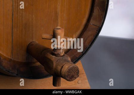 Holzfass mit Tippen auf einem schwarzen Spiegel. Schwarzer Hintergrund hinter.. Stockfoto