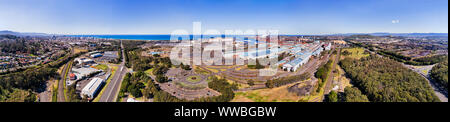 Industrial Area in Port Kembla in der Nähe von Wollongong - große Antenne Panorama über Schiene Straßen, Autobahnen, Sea Port, Mühlen, Silos lagern und Lagerung Yards auf Stockfoto