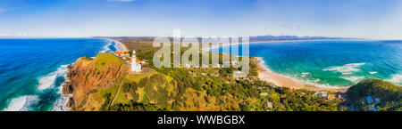 Weißer Stein Byron Bay Leuchtturm auf der Oberseite aus Sandstein Landspitze von australischen Festland der östlichste Punkt in Antenne Panorama in richtung Kontinent. Stockfoto