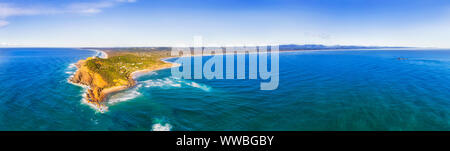 Outstainding Tipp von Byron Bay Landspitze mit historischen Leuchtturm auf der Oberseite mit Blick auf die Pazifikküste von Australien am östlichsten Punkt der mainlan Stockfoto