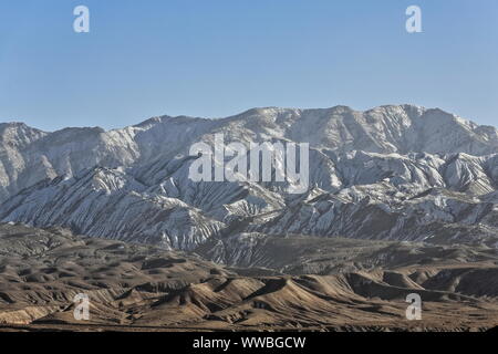 Zentrale Altyn Tag-Berge vom Nnal.Highway G315-North Xorkol Becken aus gesehen. Xinjiang-China-0498 Stockfoto