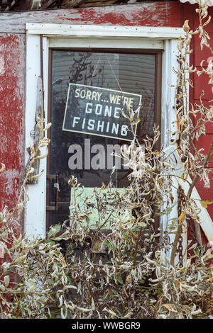 Ein Schild an der Tür sagen: Es tut uns leid wir gegangen sind in Nome, Alaska Angeln. Stockfoto