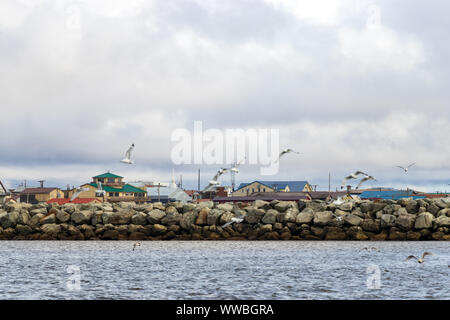 Blick auf die Anlegestelle neben dem Hafen von Nome, Alaska, USA. Stockfoto