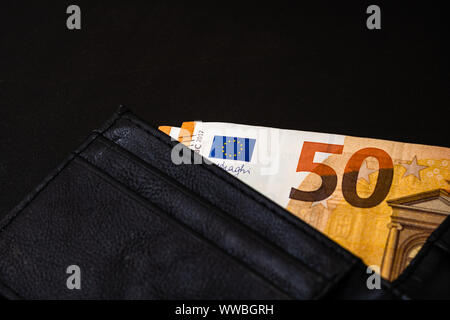 Mann Geldbörse mit Geld auf den Tisch, Brieftasche mit EURO Stockfoto