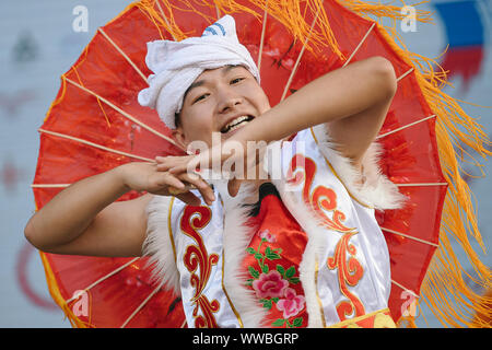 Moskau, Russland. 14 Sep, 2019. Ein Künstler führt auf der Bühne während der China Festival in VDNKh Park in Moskau, Russland, an Sept. 14, 2019. Die China Festival verfügt über Peking Oper, Chinesische klassische Musik zeigt und andere kulturelle Darbietungen. Credit: Evgeny Sinitsyn/Xinhua Stockfoto