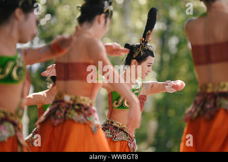 Moskau, Russland. 14 Sep, 2019. Künstler Tanz während der China Festival in VDNKh Park in Moskau, Russland, an Sept. 14, 2019. Die China Festival verfügt über Peking Oper, Chinesische klassische Musik zeigt und andere kulturelle Darbietungen. Credit: Evgeny Sinitsyn/Xinhua Stockfoto