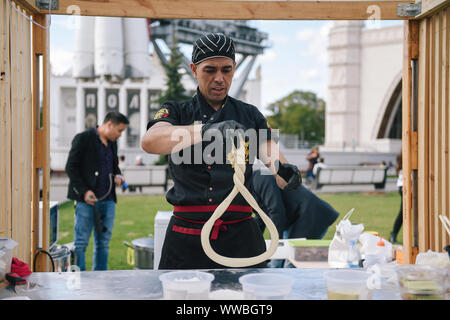 Moskau, Russland. 14 Sep, 2019. Ein Mann zeigt chinesische Küche während der China Festival in VDNKh Park in Moskau, Russland, an Sept. 14, 2019. Die China Festival verfügt über Peking Oper, Chinesische klassische Musik zeigt und andere kulturelle Darbietungen. Credit: Evgeny Sinitsyn/Xinhua Stockfoto