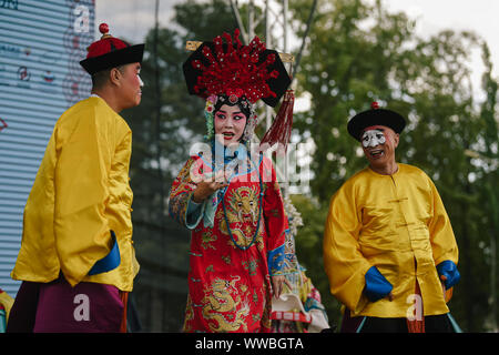 Moskau, Russland. 14 Sep, 2019. Künstler auf der Bühne während der China Festival in VDNKh Park in Moskau, Russland, an Sept. 14, 2019. Die China Festival verfügt über Peking Oper, Chinesische klassische Musik zeigt und andere kulturelle Darbietungen. Credit: Evgeny Sinitsyn/Xinhua Stockfoto