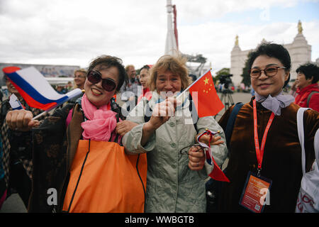 Moskau, Russland. 14 Sep, 2019. Menschen wave russischen und chinesischen Flaggen während der China Festival in VDNKh Park in Moskau, Russland, an Sept. 14, 2019. Die China Festival verfügt über Peking Oper, Chinesische klassische Musik zeigt und andere kulturelle Darbietungen. Credit: Evgeny Sinitsyn/Xinhua Stockfoto