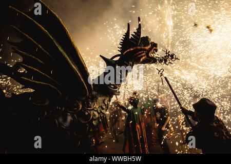 Sitges, Spanien. 14. September 2019: eine feuerbestie wird erleuchtet sein Stick montiert Feuerwerk während Sitges Festival Santa Tecla. Credit: Matthias Oesterle/Alamy leben Nachrichten Stockfoto