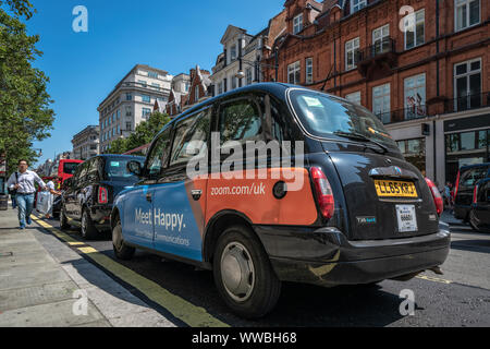 LONDON, GROSSBRITANNIEN - 23 Juli: Das ist ein Black Cab Taxi außerhalb Selfridges in der Oxford Street am 23. Juli 2019 in London geparkt Stockfoto