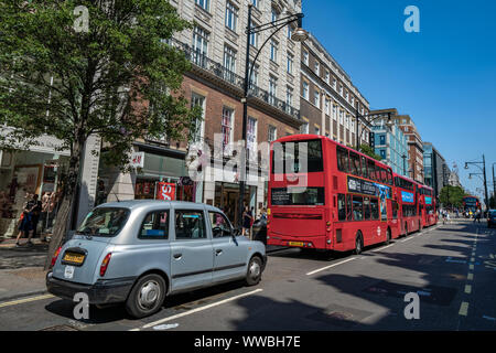LONDON, GROSSBRITANNIEN - 23 Juli: Das ist die Oxford Street einer der wichtigsten shoppig Straßen in der Innenstadt am Juli 23, 2019 in London. Stockfoto