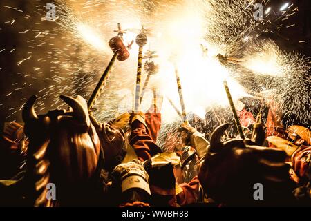 Sitges, Spanien. 14 September, 2019: 'Correfocs' (Feuer Läufer) erleuchten Ihren stick Feuerwerk während Sitges Festival Santa Tecla montiert. Credit: Matthias Oesterle/Alamy leben Nachrichten Stockfoto