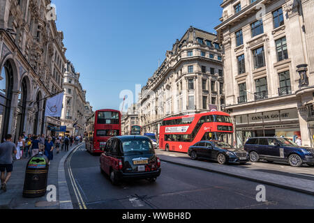 LONDON, GROSSBRITANNIEN, 23. JULI: Dies ist der Regent Street, die berühmte Einkaufsstraße und Reiseziel am 23. Juli 2019 in London. Stockfoto