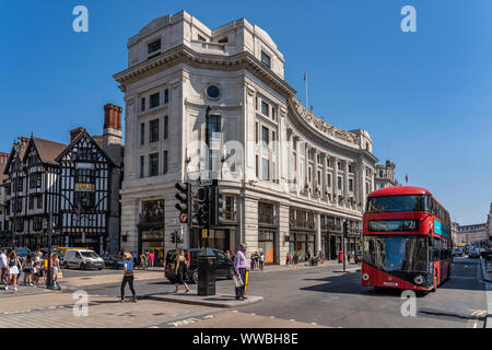 LONDON, GROSSBRITANNIEN, 23. JULI: Dies ist der Regent Street, die berühmte Einkaufsstraße und Reiseziel am 23. Juli 2019 in London. Stockfoto