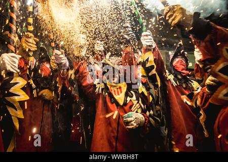 Sitges, Spanien. 14 September, 2019: 'Correfocs' (Feuer Läufer) erleuchten Ihren stick Feuerwerk während Sitges Festival Santa Tecla montiert. Credit: Matthias Oesterle/Alamy leben Nachrichten Stockfoto