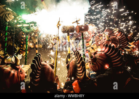 Sitges, Spanien. 14 September, 2019: 'Correfocs' (Feuer Läufer) erleuchten Ihren stick Feuerwerk während Sitges Festival Santa Tecla montiert. Credit: Matthias Oesterle/Alamy leben Nachrichten Stockfoto