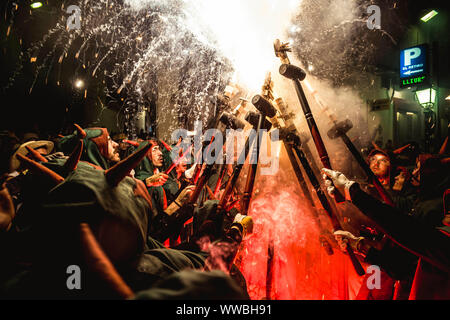 Sitges, Spanien. 14 September, 2019: 'Correfocs' (Feuer Läufer) erleuchten Ihren stick Feuerwerk während Sitges Festival Santa Tecla montiert. Credit: Matthias Oesterle/Alamy leben Nachrichten Stockfoto