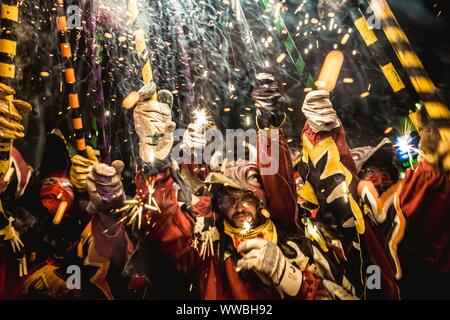 Sitges, Spanien. 14 September, 2019: 'Correfocs' (Feuer Läufer) erleuchten Ihren stick Feuerwerk während Sitges Festival Santa Tecla montiert. Credit: Matthias Oesterle/Alamy leben Nachrichten Stockfoto