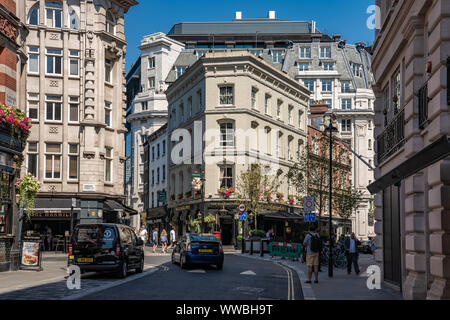 LONDON, GROSSBRITANNIEN, 23. JULI: Stadt Gebäude in Glasshouse Street eine Einkaufsstraße in der Nähe von Regent Street in der Innenstadt am Juli 23, 2019 in Lo Stockfoto