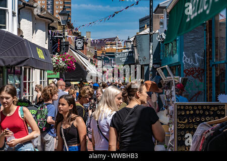 BRIGHTON, Großbritannien - 24 Juli: Das ist der Fahrstreifen, eine Einkaufsstraße beliebt bei Touristen am 24 Juli, 2019 in Brighton Stockfoto