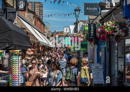 BRIGHTON, Großbritannien - 24 Juli: Das ist der Fahrstreifen, eine Einkaufsstraße beliebt bei Touristen am 24 Juli, 2019 in Brighton Stockfoto