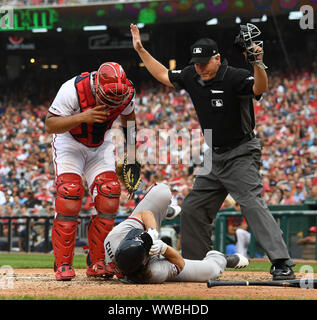 Home Plate Umpire Tim Timmons schreit um Hilfe nach Atlanta Braves Charlie Culberson auf dem Boden liegt, nachdem sie von einem Pitch getroffen werden, während nach Bunt durch Washington Nationals Fernando Rodney im siebten Inning von Spiel versuchen, an den Angehörigen Park in Washington, DC am Samstag, 14. September 2019. Culberson ließ das Spiel. Foto von Pat Benic/UPI Quelle: UPI/Alamy leben Nachrichten Stockfoto