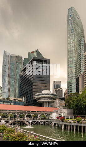 Singapur - März 20, 2019: Standing bei Clifford Platz auf dem Weg zu ein paar Financial District Wolkenkratzer gegen den dunklen Himmel. Springbrunnen, Marina Stockfoto