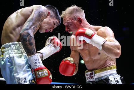 Berlin, Deutschland. 14 Sep, 2019. Boxen: WM, Superleicht, IBO, Müller (Deutschland) - Ponce (Argentinien). Rico Müller (r) gegen Jeremia Ponce. Credit: Andreas Gora/dpa/Alamy leben Nachrichten Stockfoto