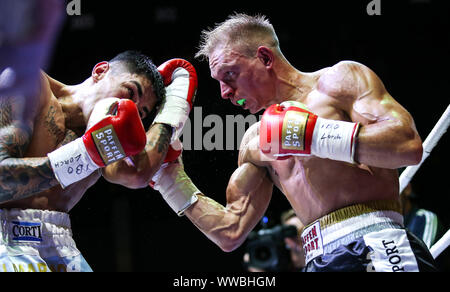 Berlin, Deutschland. 14 Sep, 2019. Boxen: WM, Superleicht, IBO, Müller (Deutschland) - Ponce (Argentinien). Rico Müller (r) gegen Jeremia Ponce. Credit: Andreas Gora/dpa/Alamy leben Nachrichten Stockfoto