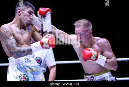 Berlin, Deutschland. 14 Sep, 2019. Boxen: WM, Superleicht, IBO, Müller (Deutschland) - Ponce (Argentinien). Rico Müller (r) gegen Jeremia Ponce. Credit: Andreas Gora/dpa/Alamy leben Nachrichten Stockfoto