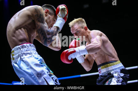 Berlin, Deutschland. 14 Sep, 2019. Boxen: WM, Superleicht, IBO, Müller (Deutschland) - Ponce (Argentinien). Rico Müller (r) gegen Jeremia Ponce. Credit: Andreas Gora/dpa/Alamy leben Nachrichten Stockfoto