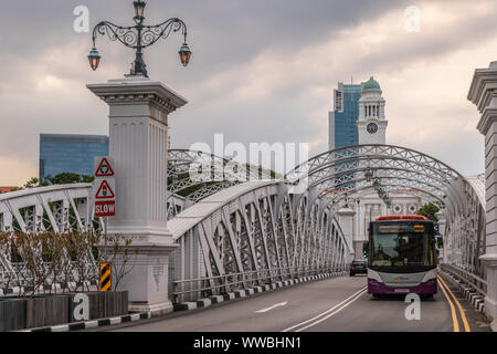Singapur - März 20, 2019: Öffentliche Fahrten über historische Anderson Bridge mit Victoria Theatre Uhrturm in zurück unter cloudscape. Stockfoto